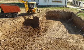 Рытье котлованов под фундамент в Наро-Фоминске – цена от 2551 руб. за м3 | ИП Садыков В. Р.